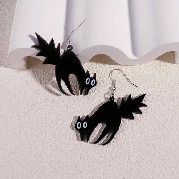 ✨3/$25✨ Black Scaredy Cat Earrings - Picture 1 of 3
